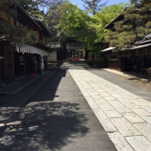 the path to Imamiya shrine